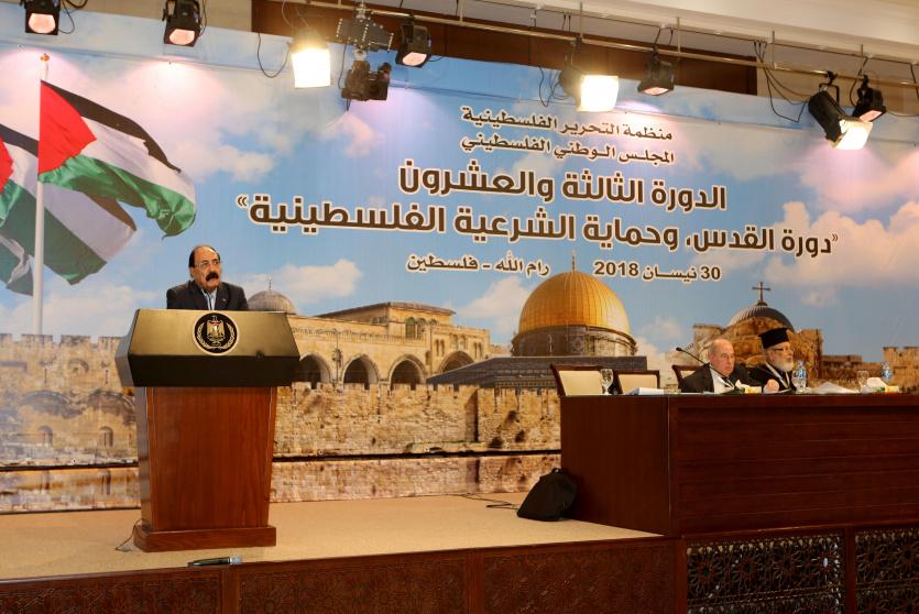 توافد الموظفين على البنوك في غزة