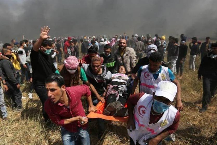 نقل مصاب خلال مواجهات في غزة