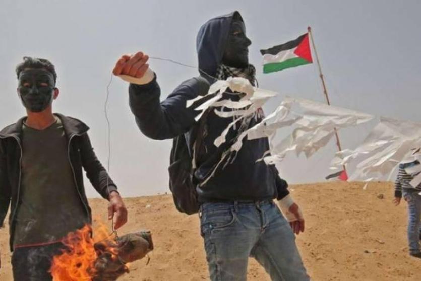 شبان يستعدون لاطلاق طائرة ورقية حارفة
