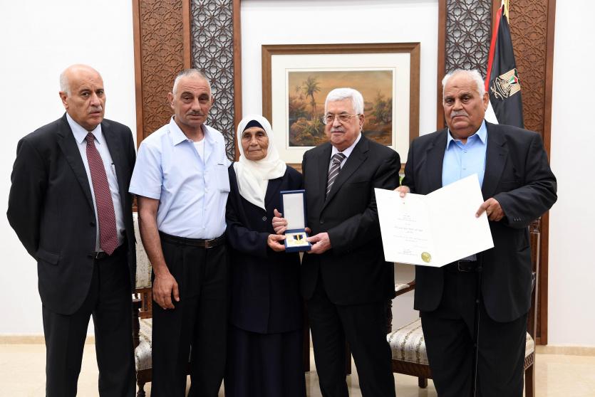 الرئيس خلال منحه عائلة الشهيد اسحاق مراغة نوط القدس