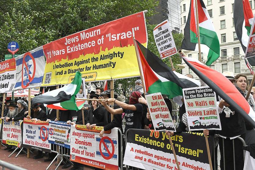 متضامنين اجانب مع فلسطين