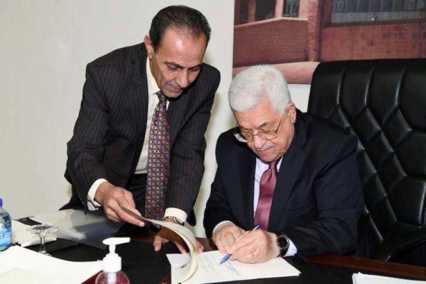 ارشيف- الرئيس محمود عباس يصادق على قانون