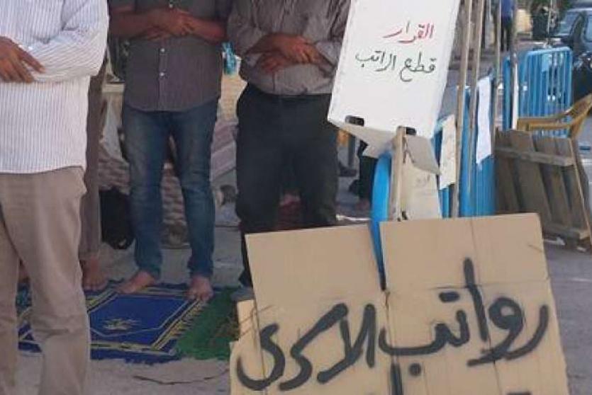 وقفة احتجاجية على خصم رواتب الاسرى