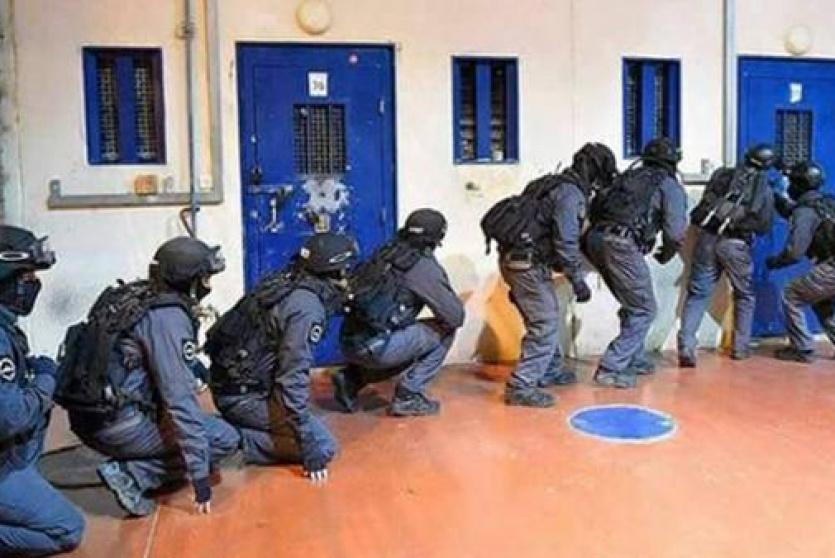 وحدات القمع تقتحم قسم (15) في