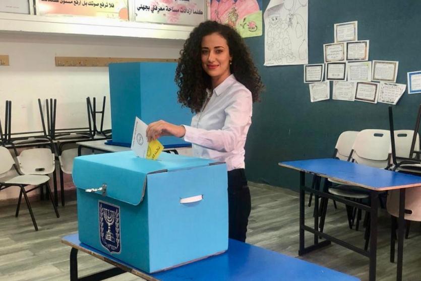 فتاة تدلي بصوتها في الانتخابات