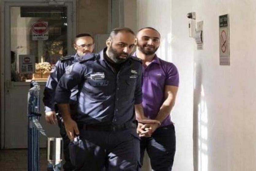 الصحفي مصطفى الخاروف قرب قاعة المحكمة- ارشيف