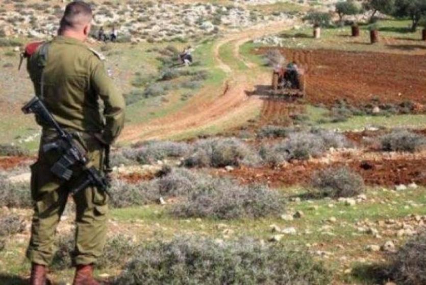 قوات الاحتلال خلال اعمال تجريف في اراض فلسطينية
