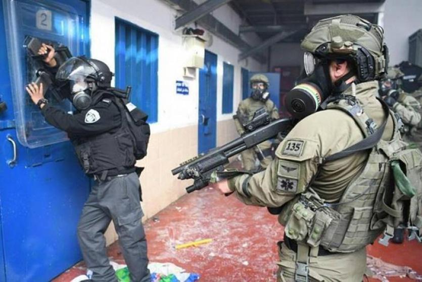 قوات القمع الاسرائيلية داخل السجون