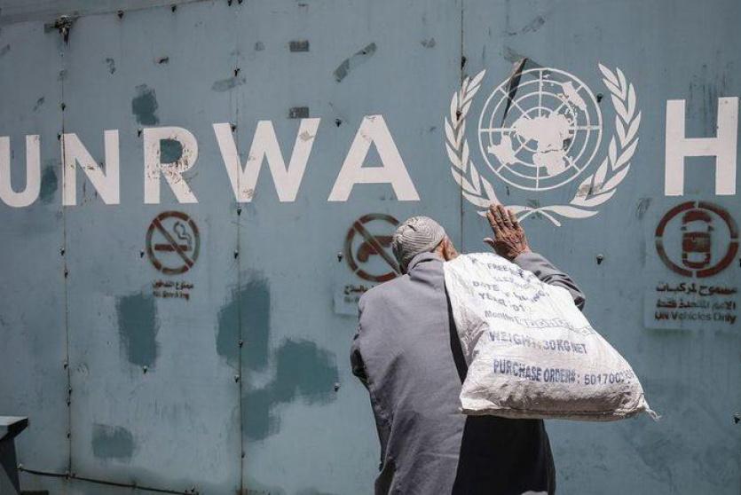 لاجئ فلسطيني أمام مقر الأونروا