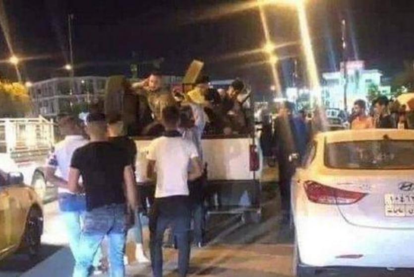 القوات الأمنية أثناء اعتقالها عددًا من الشباب