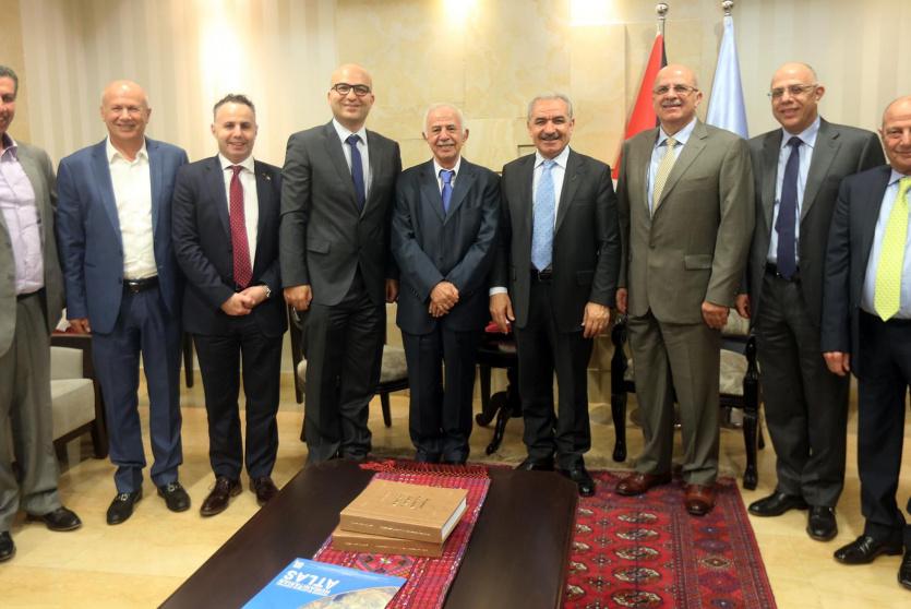 رئيس الوزراء محمد أشتية خلال لقاء وفد من رجال اعمال مقدسيين 