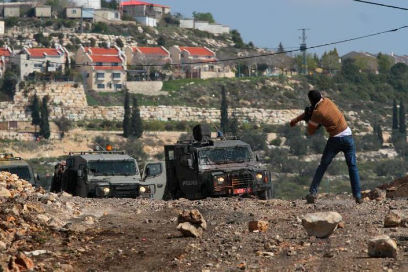 شاب يواجه قوات الاحتلال- ارشيف