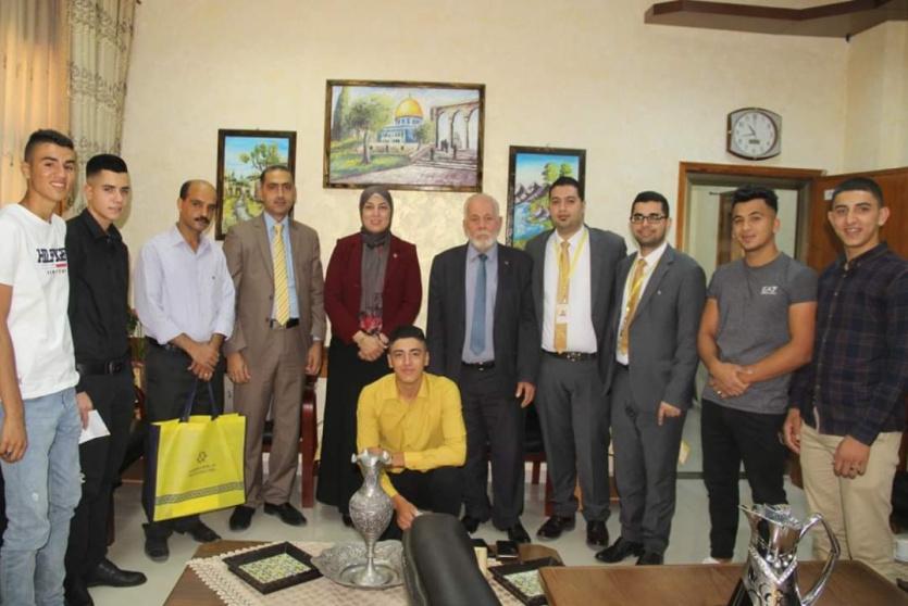 الإسلامي الفلسطيني يكرم الفائز بجائزة أفضل منتج في الشركة الطلابية