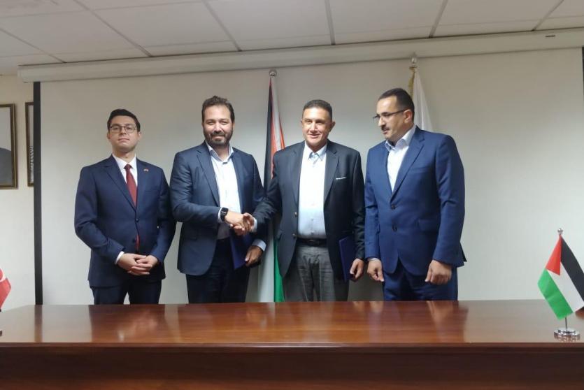 جانب من توقيع الاتفاقية 