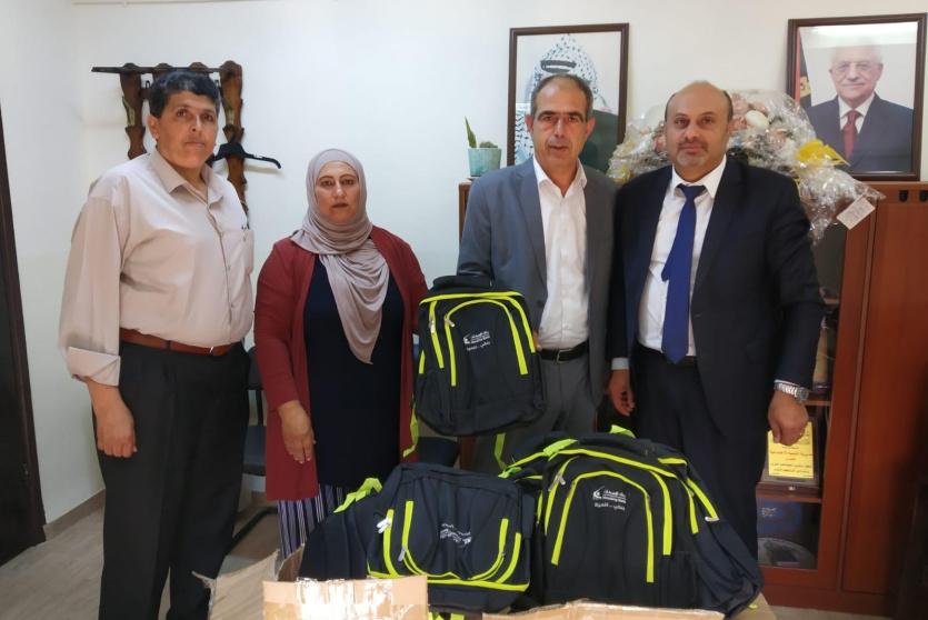 بنك الإسكان يساهم بتوزيع حقائب مدرسية في الخليل