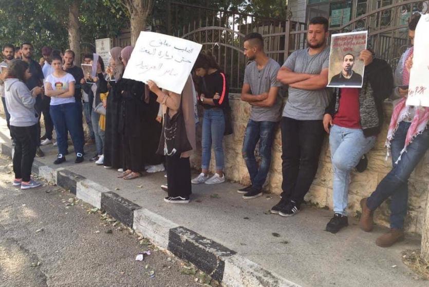 نشطاء يغلقون مقر الصليب