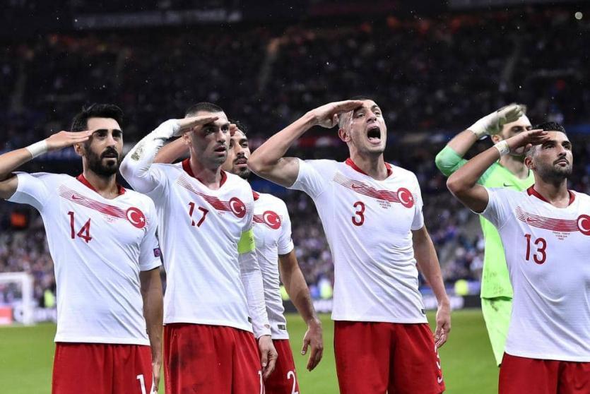 المنتخب التركي يؤدي تحية عسكرية