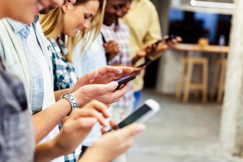 قضاء ساعات طويلة في استخدام الهاتف