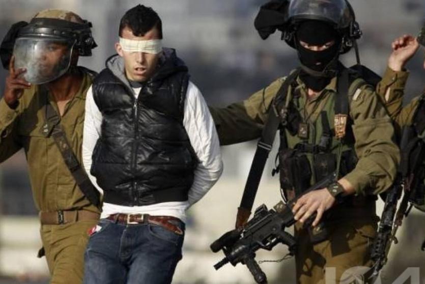 قوات الاحتلال خلال اعتقال شاب فلسطيني- ارشيف