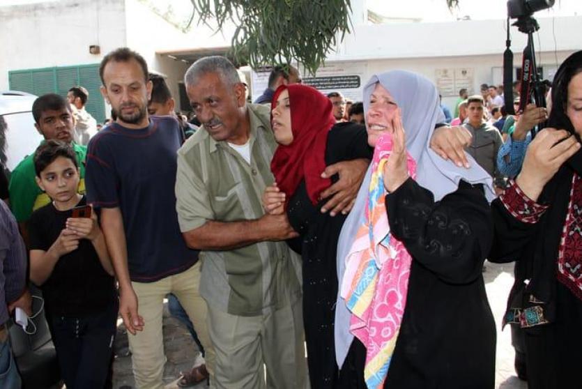 والدة الشهيد الطفل امير عياد لحظة التعرف عليه وعلى والده الشهيد