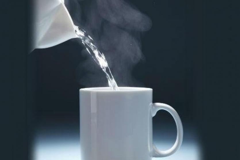 شرب الماء الساخن