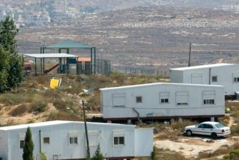 ارشيف- مستوطنون يضعون كرفانات