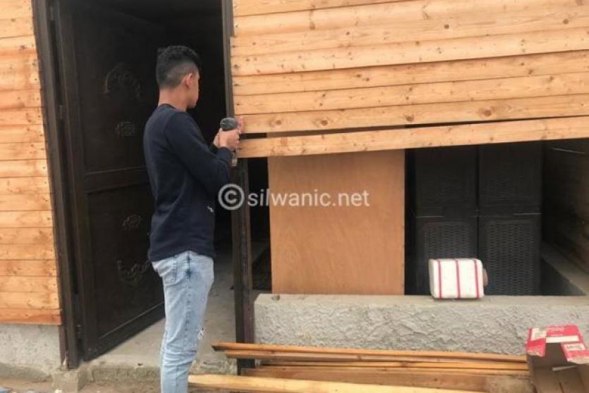 جعابيص يهدم منزله بيده 