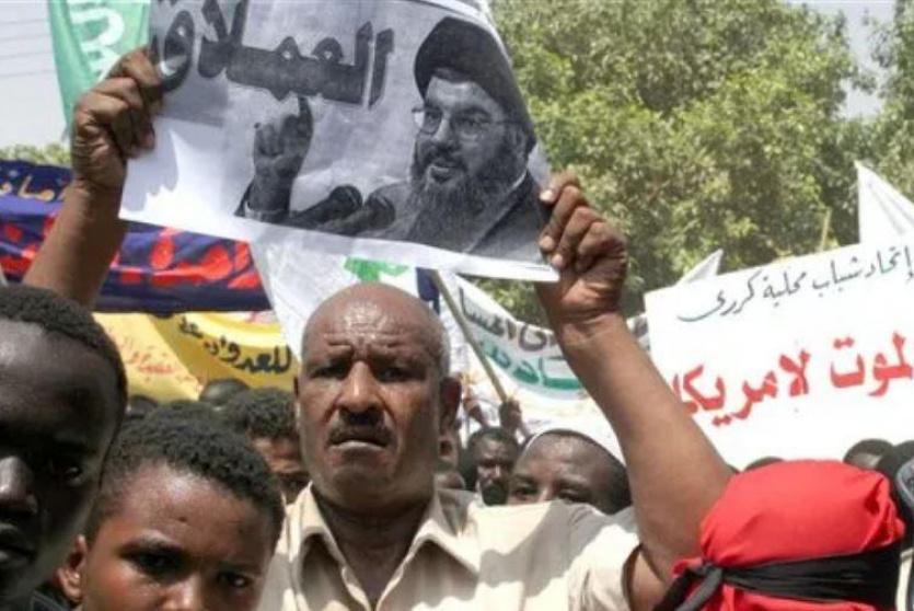 سودانيون يرفعون صور نصر الله