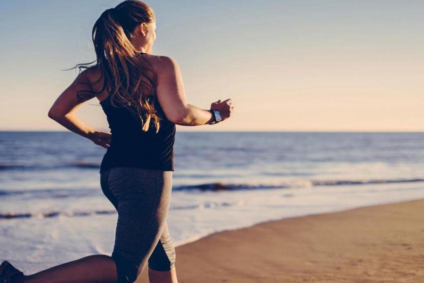 فتاة تمارس الرياضة 