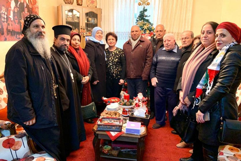 د. غنام واللواء ابو بكر يزوران  عددا من عائلات الأسرى المسيحيين 