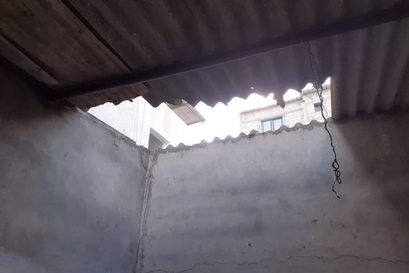 سطح المنزل الذي سقطت عنه المواطنة