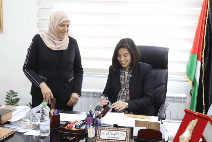 الطالبة سوار عواد ووزيرة شؤون المرأة