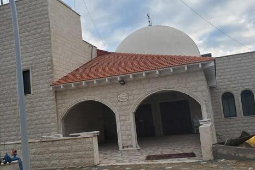 شعارات عنصري على جدران المسجد في الجش