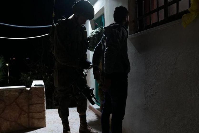 قوات الاحتلال خلال اعتقال شاب فلسطيني 