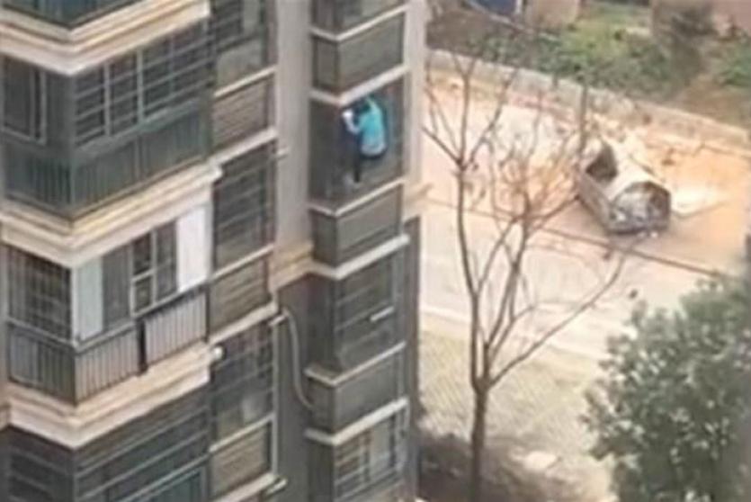 المسنة أثناء هربها 