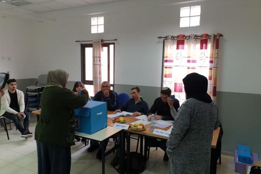مواطنة من الداخل تدلي بصوتها