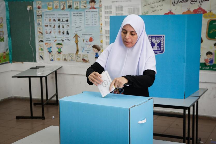 مواطنة من الداخل تدلي بصوتها
