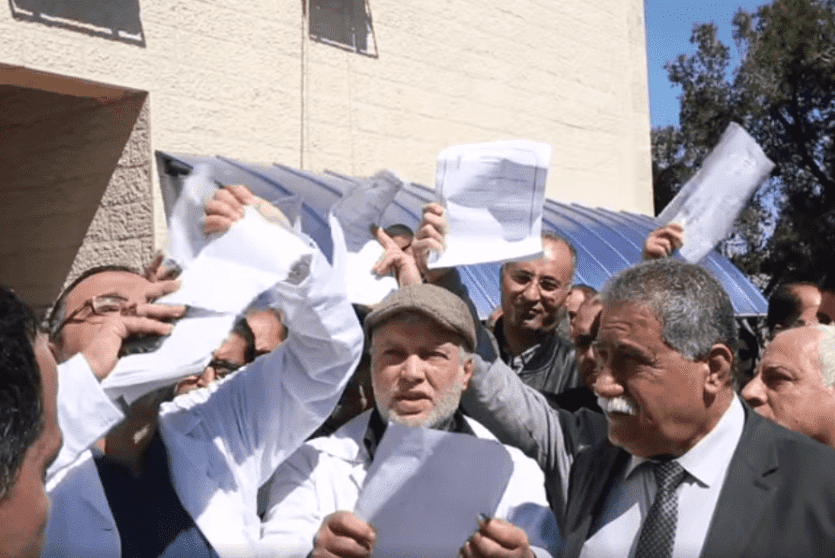 اطباء يمزقون شهادة مزاولة مهنة الطب 
