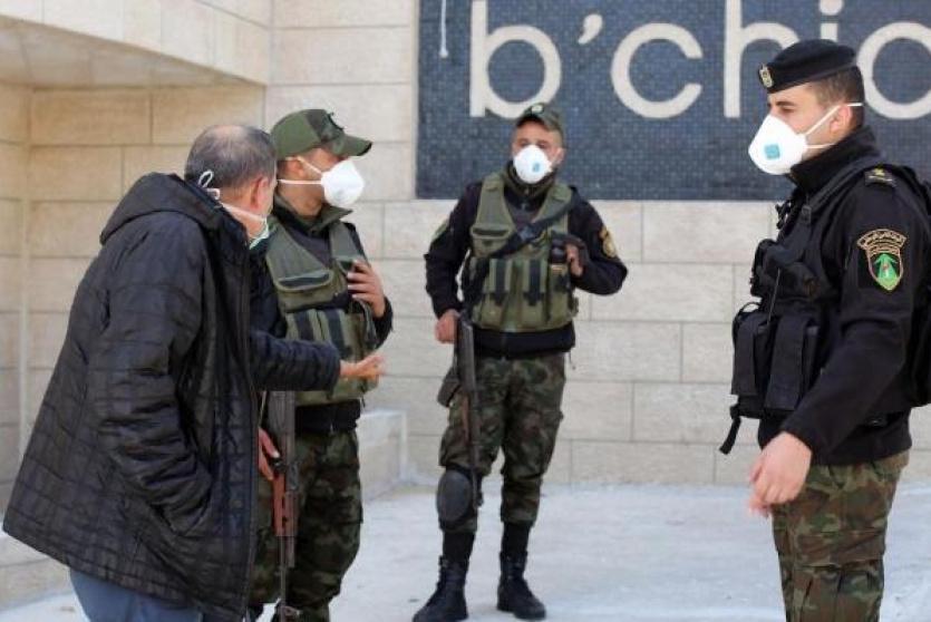 عناصر امن يرتدون كمامات