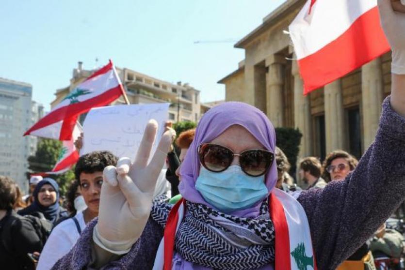 لبنانية ترتدي كمامة وقائية 