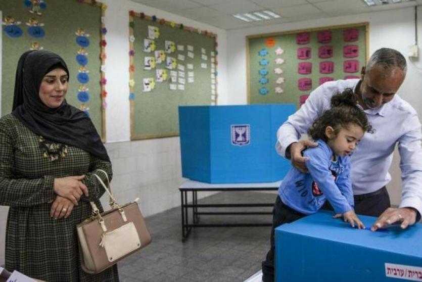 مواطنين من الداخل يدلون باصواتهم