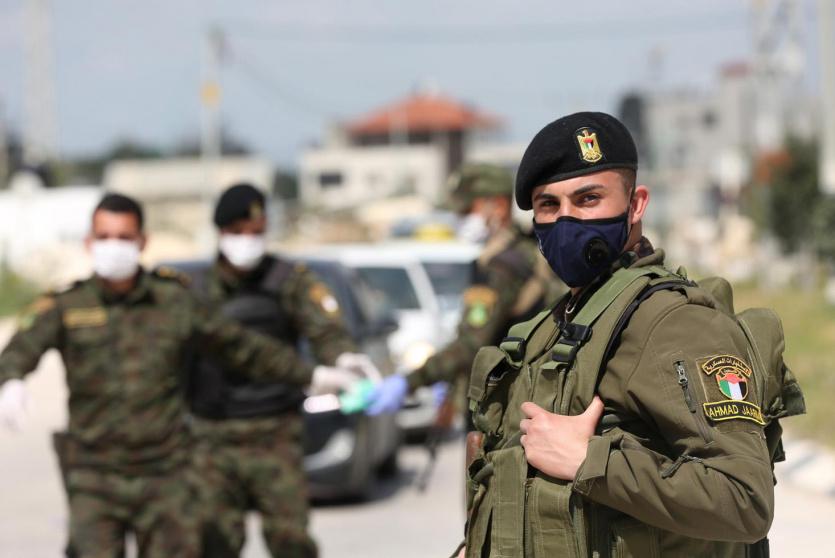 أفراد الأمن يحرسون مداخل مدينة نابلس