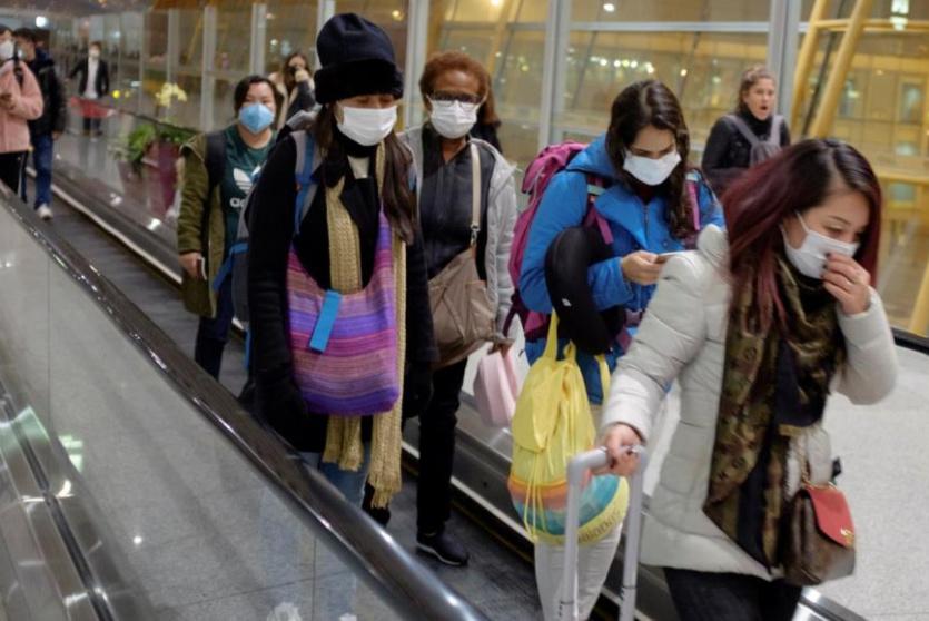 صينيون يرتدون كمامات 