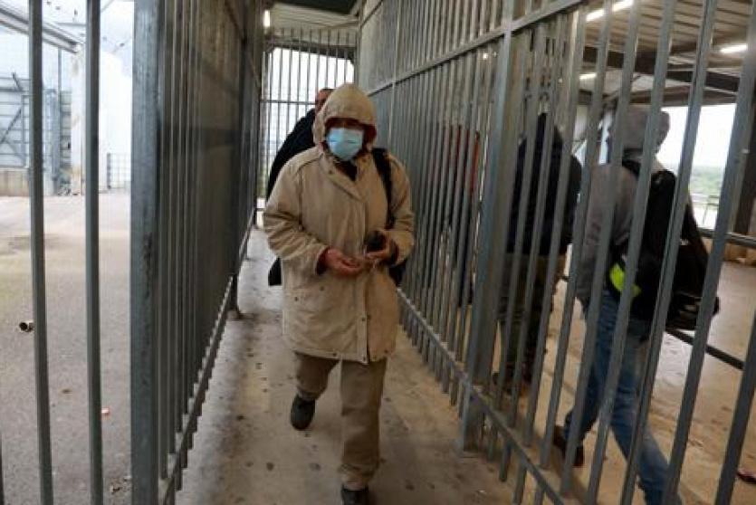 عامل يرتدي كمامة 