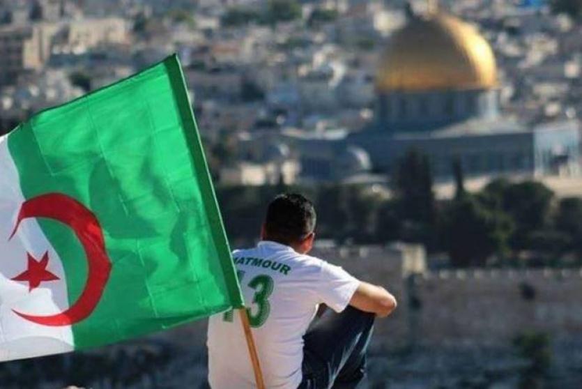 علم الجزائر من امام الاقصى