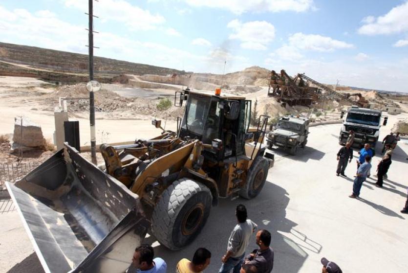 الاحتلال يستولي على 5 جرافات ومعدات ويحتجز عمالا في المزرعة الغربية