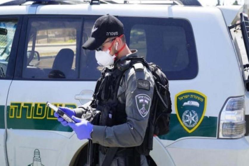 شرطي اسرائيلي يرتدي كمامة 