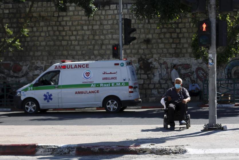 مسن يرتدي كمامة 