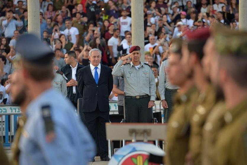 نتنياهو وضباط في جيش الاحتلال 