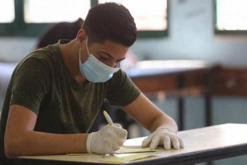 طالب يقدم امتحان ثانوية عامة